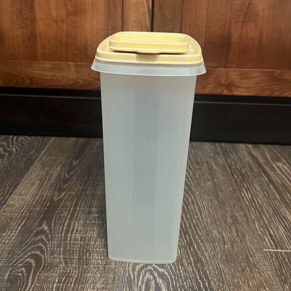 Tupperware Cereal Keeper - Picture 3 of 9